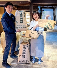出荷用の豆袋（左）と、豆袋を再利用したエコバッグ（右）＝丹波篠山市立町、小田垣商店