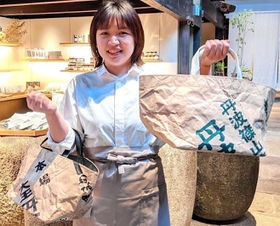 使用済みの豆袋を再利用したエコバッグ＝丹波篠山市立町、小田垣商店