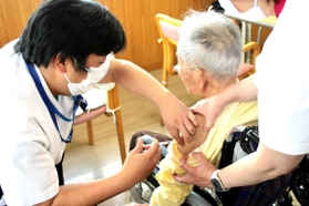 コロナワクチンを受ける高齢者施設の入所者ら＝兵庫医科大学ささやま老人保健施設