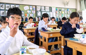 「篠山まるごと丼」の給食を味わう児童ら＝丹波篠山市立城北畑小学校