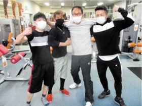 丹波篠山総合スポーツセンター・トレーニング室で出会った教え子たちと肩を組む丹後教育長（ブログより）
