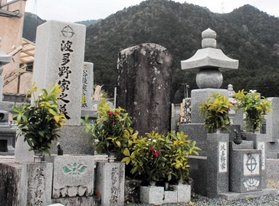 宮廷絵師の長野祐親が碑文を刻んだ、父・波多野嘉衛門の墓（中央）＝丹波篠山市（芦田典子さん提供）