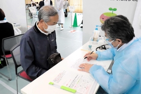 問診コーナーでは、医師による体調確認などが行われる＝丹波市立看護専門学校体育館