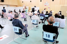 等間隔に並べられた椅子に座り経過観察が行われた＝丹波市立看護専門学校体育館