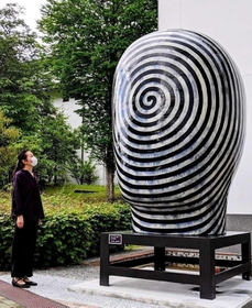 兵庫陶芸美術館に設置された金子潤さんの巨大な陶アート。不思議な顔を思わせる＝丹波篠山市今田町上立杭