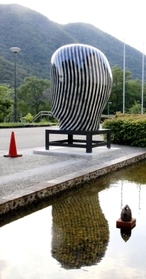 謎めいた金子潤さんの陶製オブジェの後ろ姿＝兵庫陶芸美術館