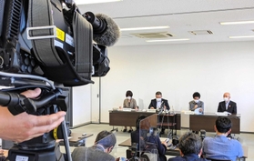 記者会見に臨む酒井市長（右端）ら＝３１日午後、丹波篠山市役所