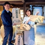 出荷用の豆袋（左）と、豆袋を再利用したエコバッグ（右）＝丹波篠山市立町、小田垣商店