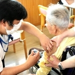 コロナワクチンを受ける高齢者施設の入所者ら＝兵庫医科大学ささやま老人保健施設