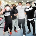 丹波篠山総合スポーツセンター・トレーニング室で出会った教え子たちと肩を組む丹後教育長（ブログより）