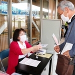 受付では、運転免許証などで本人確認が行われる＝丹波市立看護専門学校体育館