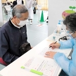 問診コーナーでは、医師による体調確認などが行われる＝丹波市立看護専門学校体育館