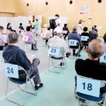 等間隔に並べられた椅子に座り経過観察が行われた＝丹波市立看護専門学校体育館