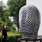 兵庫陶芸美術館に設置された金子潤さんの巨大な陶アート。不思議な顔を思わせる＝丹波篠山市今田町上立杭