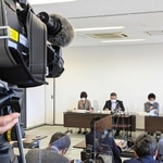 記者会見に臨む酒井市長（右端）ら＝３１日午後、丹波篠山市役所