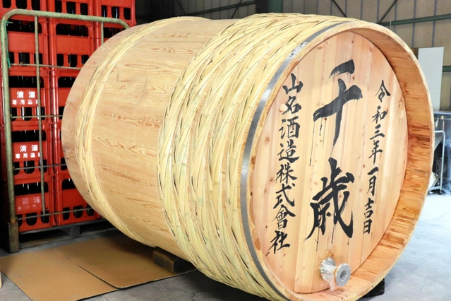 千歳の製造で使われる吉野杉の木おけ＝山名酒造