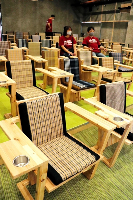 国の指定無形文化財「丹波布」をぜいたくに使った座席＝ヱビスシネマ。