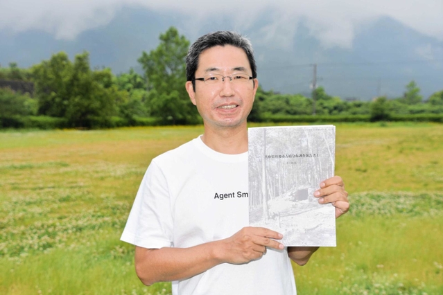 氷上地域の古墳について調査し、報告書を出版した東昭吾さん＝丹波市春日町七日市