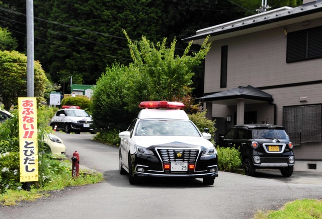 警戒のため、現場近くを巡回するパトカー＝丹波市春日町黒井