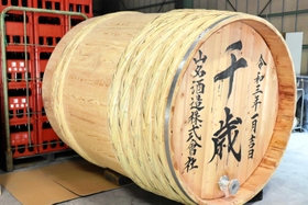 千歳の製造で使われる吉野杉の木おけ＝山名酒造