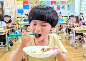 学校給食に丹波茶メニューが登場。「新茶のかき揚げ」を食べる児童＝丹波篠山市小枕、市立城南小学校