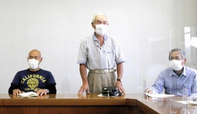 記者会見する桑原自治会の関係者や住民ら＝丹波篠山市役所