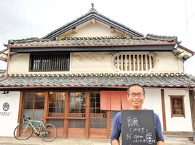 店の前に立つ居相さん。６月から知人相手のプレ営業を始め、２４日から本格オープンする。食文化で町に新たな空気を醸せるか？＝丹波篠山市立町