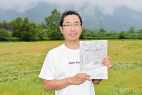 氷上地域の古墳について調査し、報告書を出版した東昭吾さん＝丹波市春日町七日市