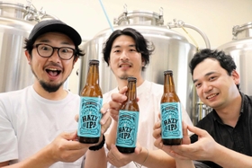 酒かす入りのクラフトビール製造に携わった（左から）岸名祐樹さん、矢持光晴さん、井筒一摩さん＝丹波篠山市北