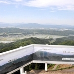 高谷山の展望台に設置されたパノラマ写真の看板と眼下の景色＝丹波市市島町