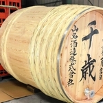 千歳の製造で使われる吉野杉の木おけ＝山名酒造