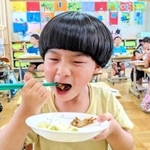 学校給食に丹波茶メニューが登場。「新茶のかき揚げ」を食べる児童＝丹波篠山市小枕、市立城南小学校