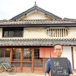 店の前に立つ居相さん。６月から知人相手のプレ営業を始め、２４日から本格オープンする。食文化で町に新たな空気を醸せるか？＝丹波篠山市立町