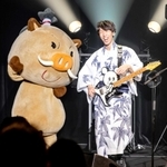 丹波篠山市のマスコットキャラクター「まるいの」と一緒にデカンショ踊りを披露した岡澤和真さん＝丹波篠山市北新町の田園交響ホール（Ｖｉｏｌａ　Ｋａｍ提供）