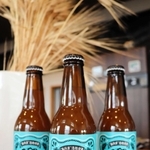 ビールのラベルには、原料の麦やホップに加え、魚や山などもあしらわれた