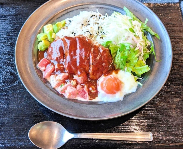 地元特産の黒豆入りハンバーグを使った「モコモコ丼」＝ユニトピアささやま