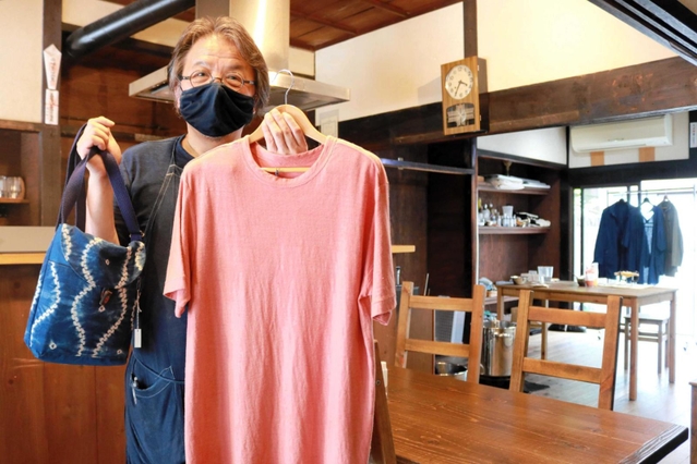 「染めカフェ　ＫＩＫＹＵ」を営む貴村隆久さん＝丹波篠山市河原町