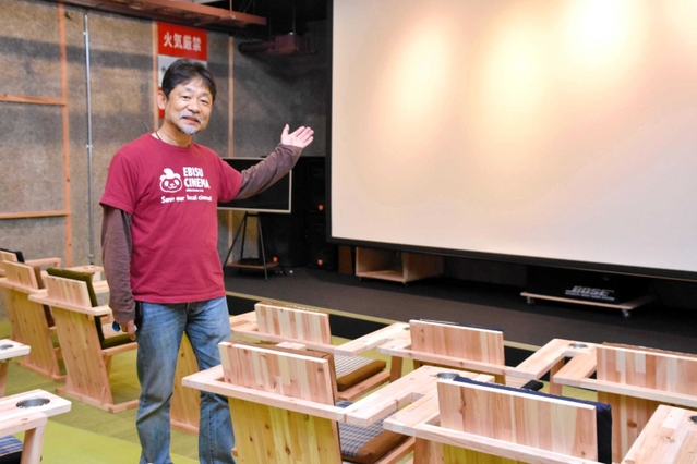 「ヱビスシネマ。」の開館準備を進める近兼拓史監督＝丹波市氷上町成松