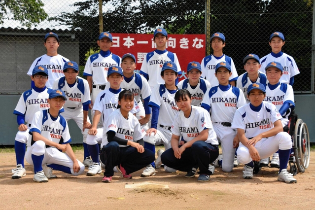 氷上西高野球部メンバーと川岸さん（最前列左から２人目）と兼古さん（同３人目）＝氷上西高校