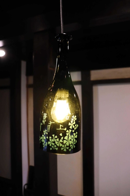 酒瓶を利用した電灯カバー＝丹波市市島町中竹田
