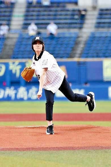「黒豆ナイター」の始球式で投手役を務める杉本りんごさん＝ＺＯＺＯマリンスタジアム（千葉ロッテ提供）