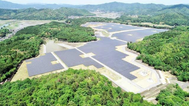 発電効率の高い単結晶のパネルを使用したメガソーラー＝丹波市市島町下竹田（ＭＪＳソーラー提供）