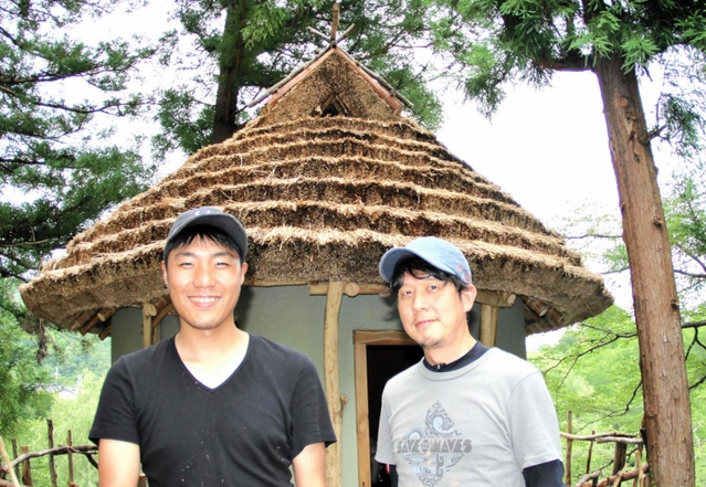 サークル「草やまの草むら」を運営する大谷さん（左）と内田さん＝丹波篠山市遠方