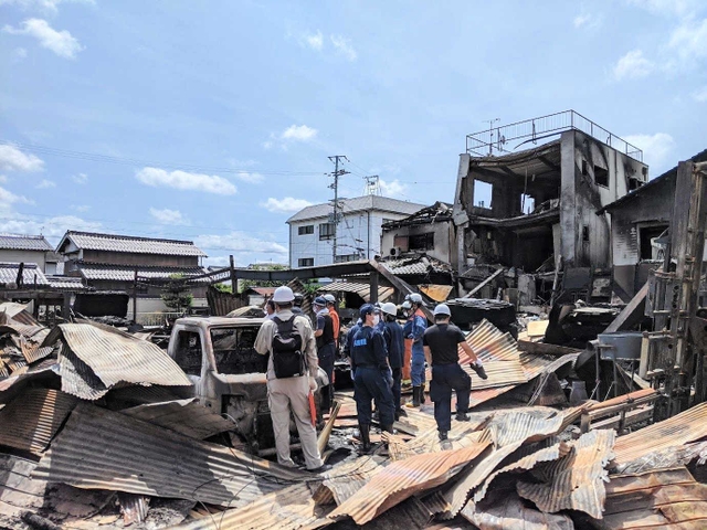 焼け跡で現場検証する篠山署員ら＝丹波篠山市山内町