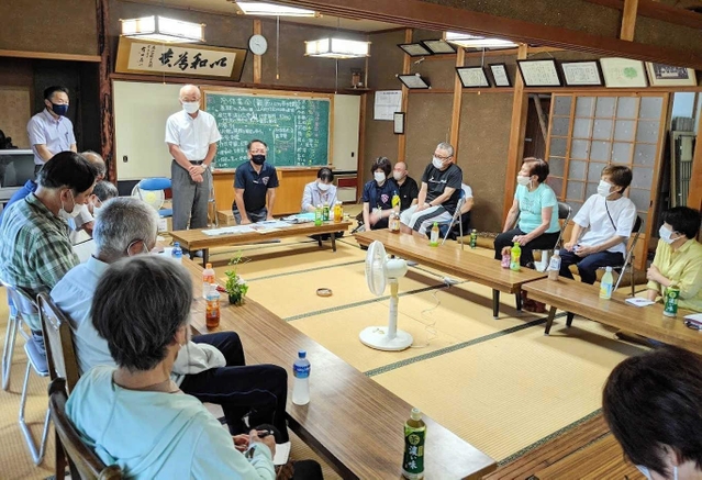 説明会で被災者らから状況を聞き取り、市の対応を伝える市幹部ら＝丹波篠山市山内町