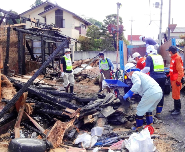 焼け跡の後片付けの作業を手伝う災害ボランティアら（市社会福祉協議会提供）＝２９日、丹波篠山市山内町