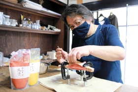 初心者でも挑戦しやすい板締め絞り。好きな模様や色を選べる＝丹波篠山市河原町
