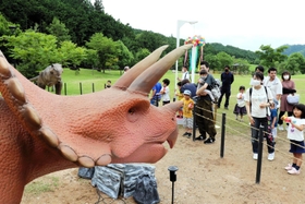 お披露目された恐竜の模型＝丹波並木道中央公園
