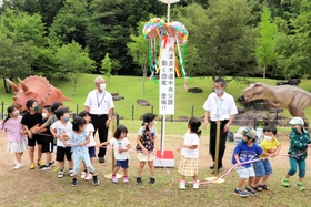 ３日の恐竜模型のお披露目会では、くす玉が割られた＝丹波並木道中央公園