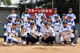 氷上西高野球部メンバーと川岸さん（最前列左から２人目）と兼古さん（同３人目）＝氷上西高校
